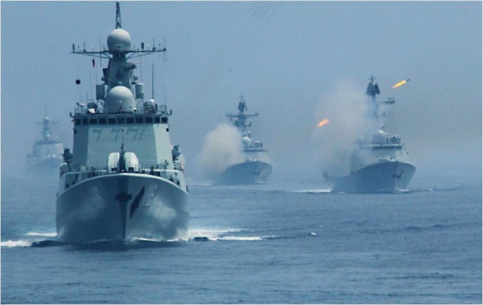 Dàn tàu chiến Trung Quốc với màu sơn xám đặc trưng đang bắn hỏa lực trong diễn tập